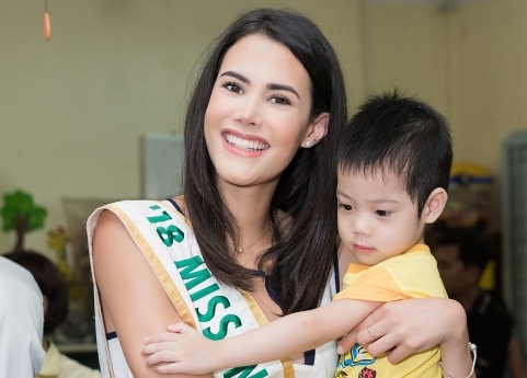 Đương kim Hoa hậu Quốc tế mang trung thu tới trẻ mồ côi Việt Nam