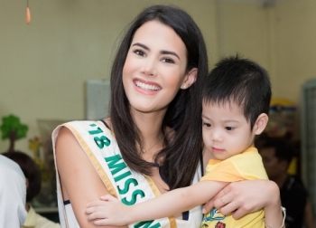 Đương kim Hoa hậu Quốc tế mang trung thu tới trẻ mồ côi Việt Nam