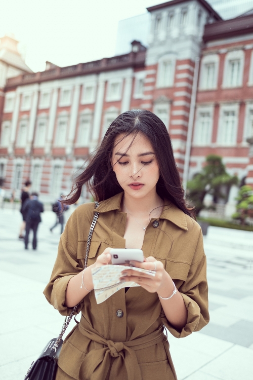 Hoa hậu Tiểu Vy khoe eo thon với phong cách street style tại Nhật