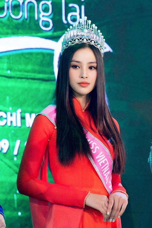 Tạm gác chuyện buồn, hoa hậu Tiểu Vy xuất hiện rạng rỡ trước chính khách quốc tế