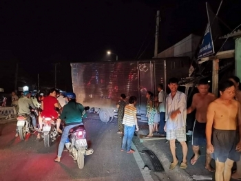 Long An: Xe tải nổ lốp gây tai nạn rồi lao vào nhà dân