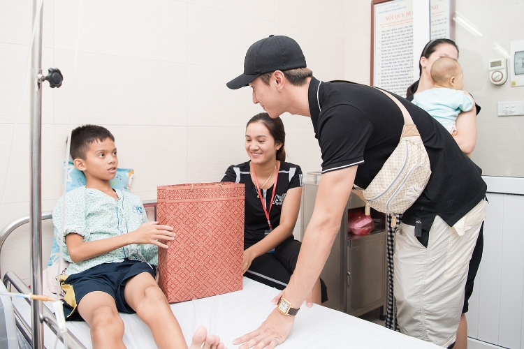 Á hậu Phương Nga cùng Bình An tổ chức trung thu cho trẻ em