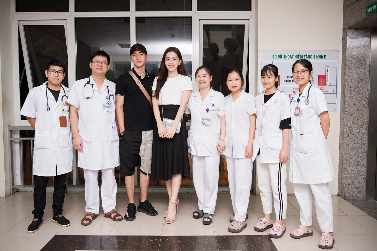 Á hậu Phương Nga cùng Bình An tổ chức trung thu cho trẻ em