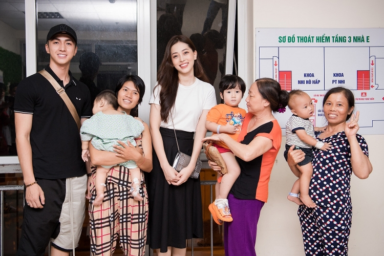 Á hậu Phương Nga cùng Bình An tổ chức trung thu cho trẻ em