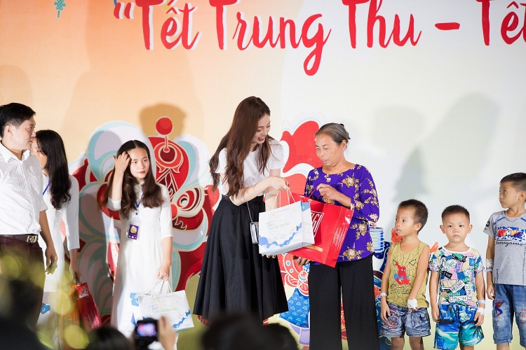 Á hậu Phương Nga cùng Bình An tổ chức trung thu cho trẻ em