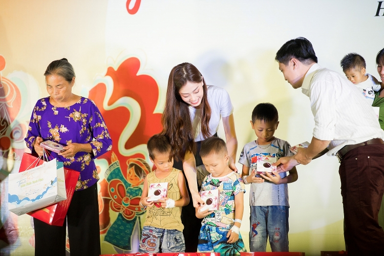 Á hậu Phương Nga cùng Bình An tổ chức trung thu cho trẻ em