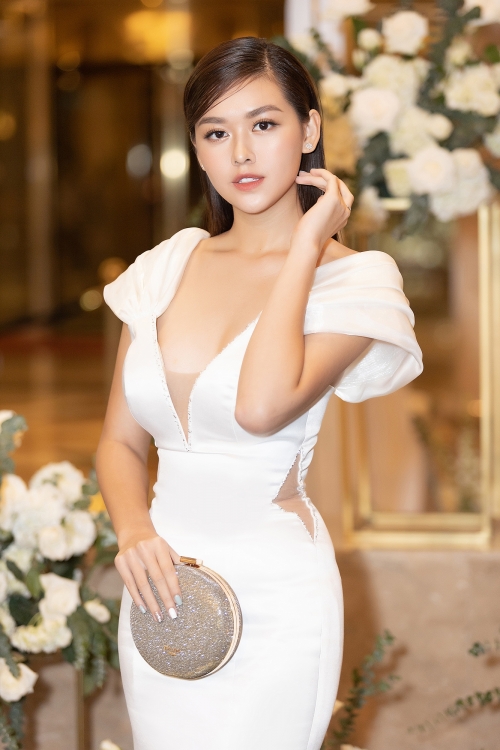 Á hậu Tường San khoe vòng 1 quyến rũ với váy khoét sâu