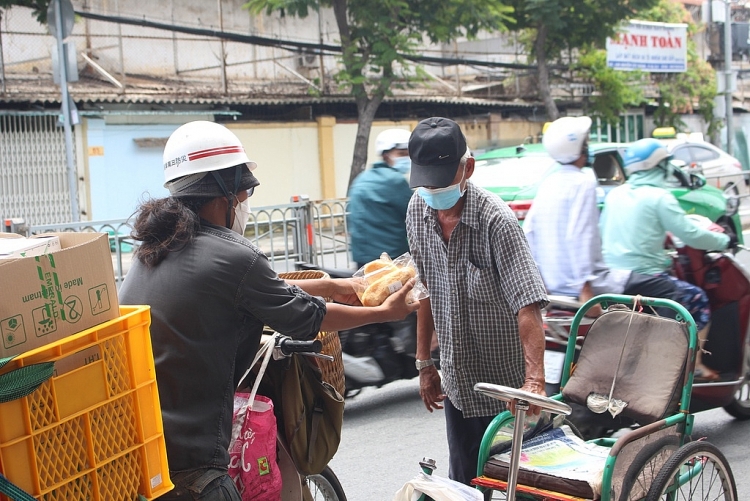 Họ làm từ thiện hay đi ban ơn?!