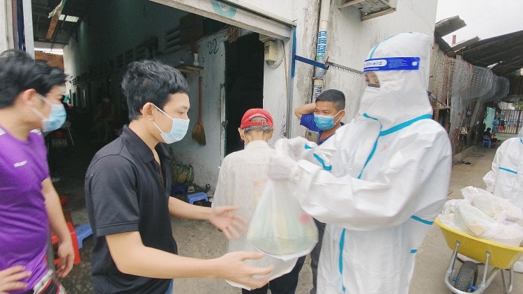 Dàn Hoa hậu, Á hậu vào tâm dịch tiếp tế lương thực cho người nghèo