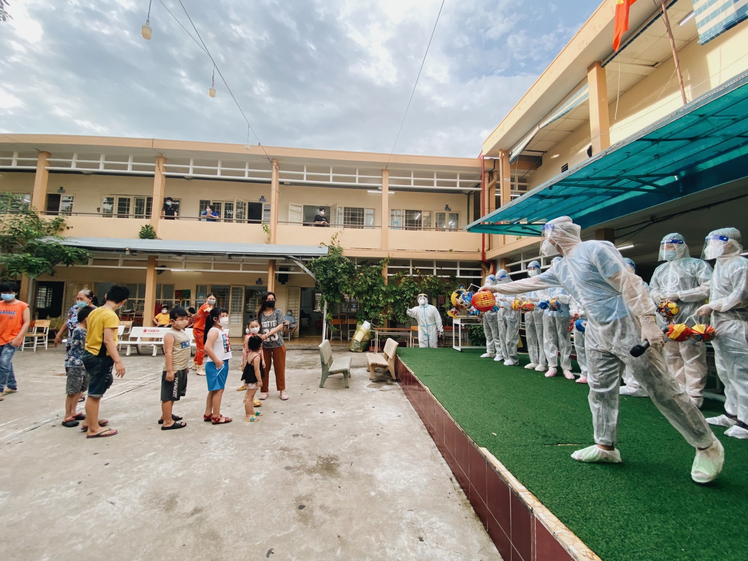 Trung thu ấm áp của hàng trăm trẻ trong khu cách ly