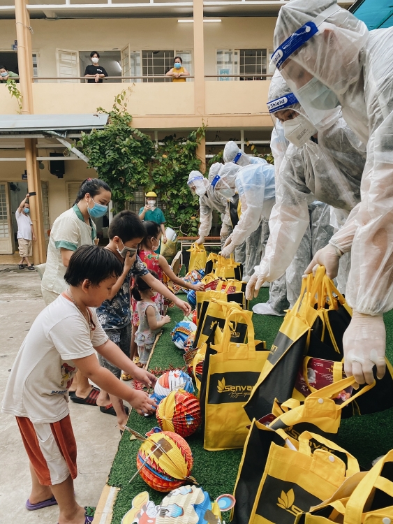 Trung thu ấm áp của hàng trăm trẻ trong khu cách ly