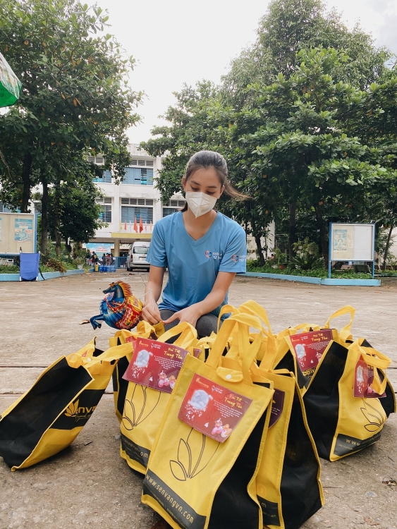 Trung thu ấm áp của hàng trăm trẻ trong khu cách ly