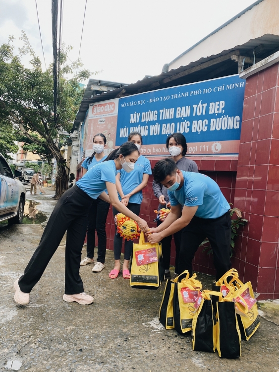 Trung thu ấm áp của hàng trăm trẻ trong khu cách ly