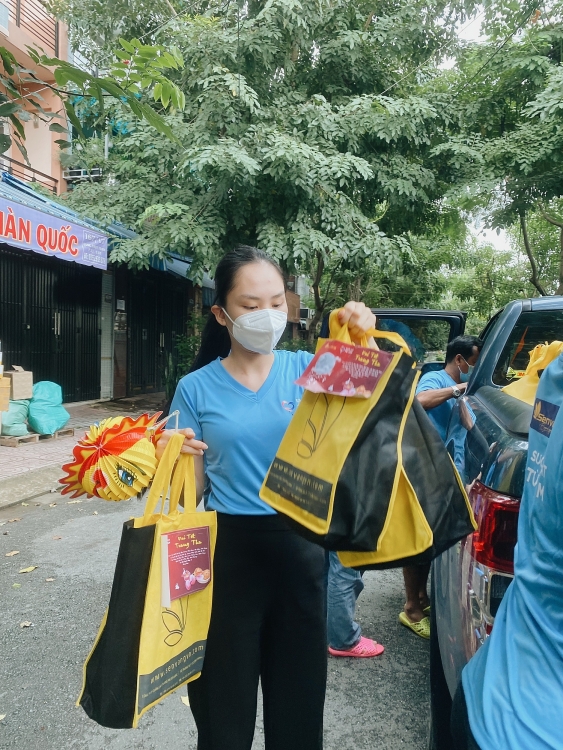 Trung thu ấm áp của hàng trăm trẻ trong khu cách ly