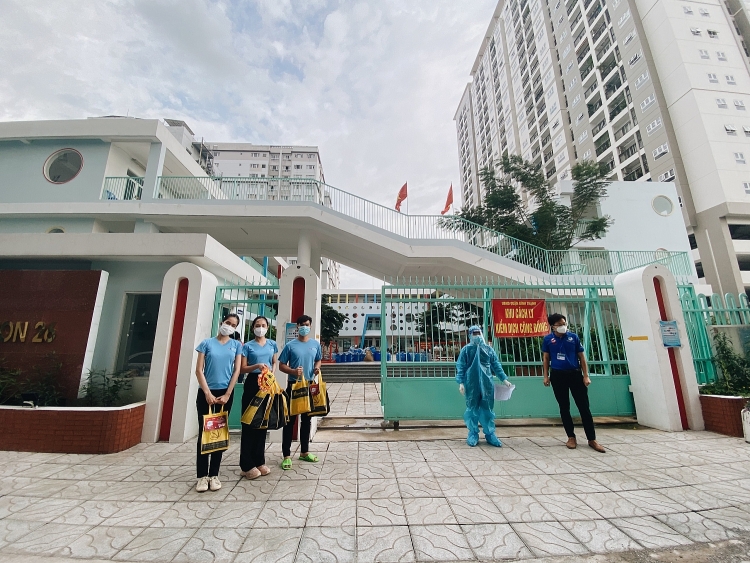 Trung thu ấm áp của hàng trăm trẻ trong khu cách ly