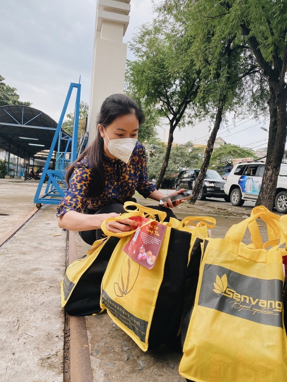 Trung thu ấm áp của hàng trăm trẻ trong khu cách ly
