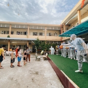 Trung thu ấm áp của hàng trăm trẻ trong khu cách ly