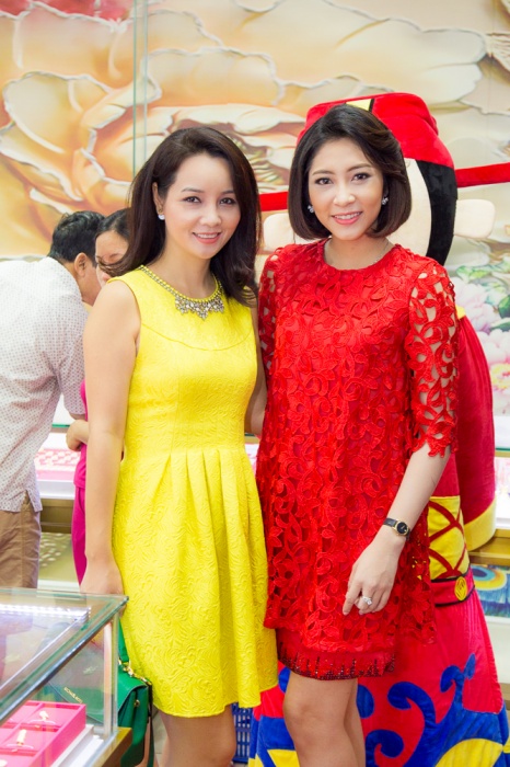 hoa hau dai duong dang thu thao lot xac voi toc ngang vai