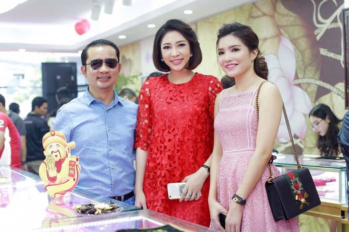 hoa hau dai duong dang thu thao lot xac voi toc ngang vai
