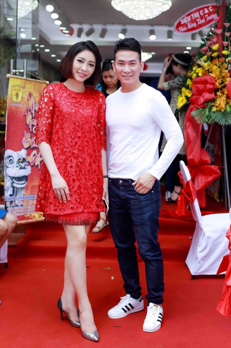 hoa hau dai duong dang thu thao lot xac voi toc ngang vai
