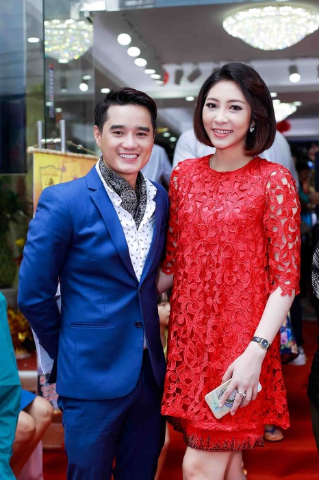 hoa hau dai duong dang thu thao lot xac voi toc ngang vai