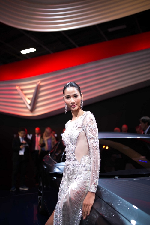 a hau hoang thuy long lay trong buoi ra mat xe vinfast tai paris
