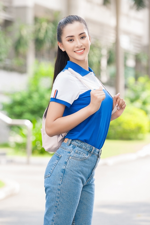 Hình ảnh buổi học đầu tiên của Hoa hậu Trần Tiểu Vy tại trường Đại học