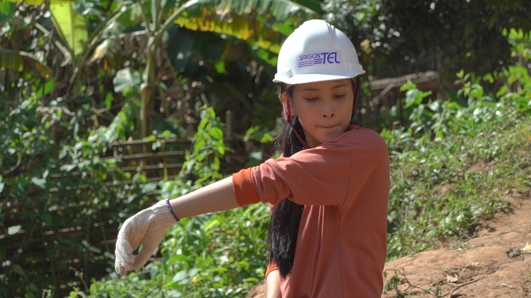 hoa hau tran tieu vy tu tay dao gieng cho ba con ban niu