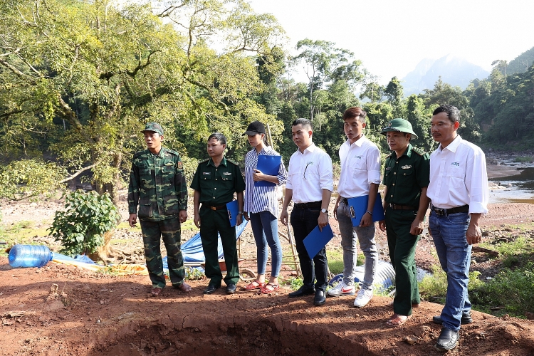 hoa hau tran tieu vy tu tay dao gieng cho ba con ban niu