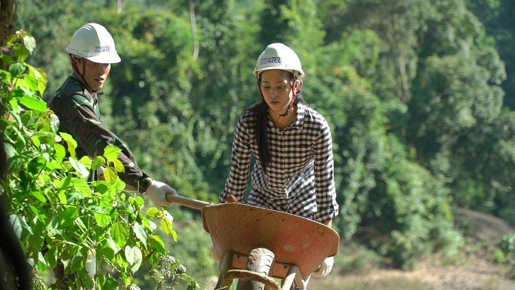 hoa hau tran tieu vy tu tay dao gieng cho ba con ban niu