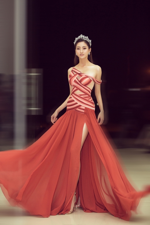 Hoa hậu Lương Thuỳ Linh khoe dáng nuột nà trong lần đầu làm giám khảo