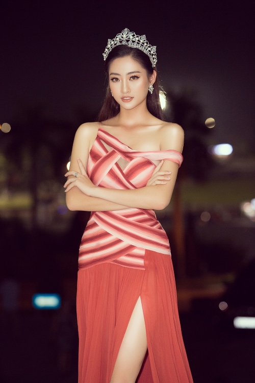 Hoa hậu Lương Thuỳ Linh khoe dáng nuột nà trong lần đầu làm giám khảo