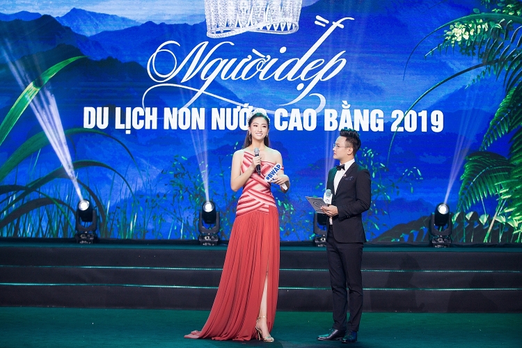 Hoa hậu Lương Thuỳ Linh khoe dáng nuột nà trong lần đầu làm giám khảo