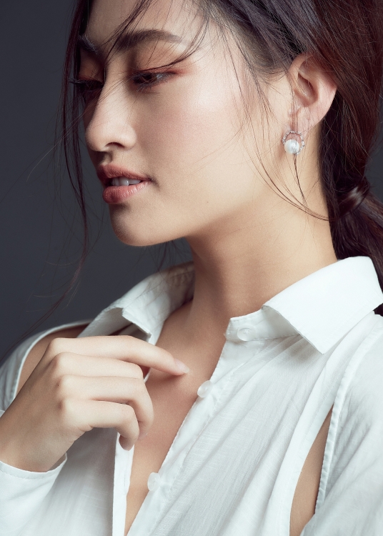 hoa hau luong thuy linh gay thuong nho trong bo anh moi