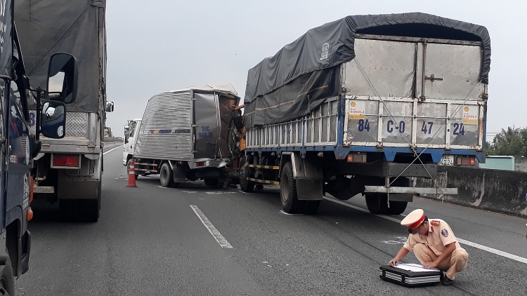 tai nan lien hoan tren cao toc tp hcm trung luong 553169