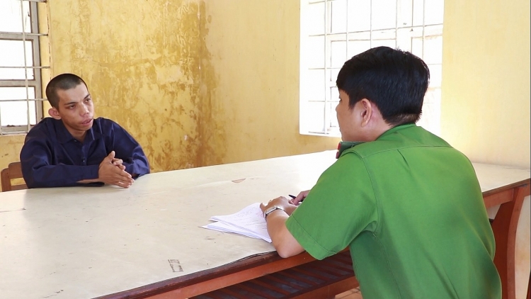 nam thanh nien dung dao dam vao co nguoi ban banh mi