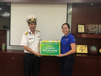 Đoàn Thanh niên PVFCCo trao tặng máy tính xách tay đến các chiến sỹ Trường Sa