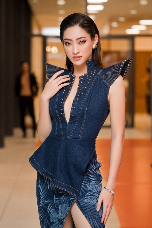 Hoa hậu Tiểu Vy, Thùy Linh khoe sắc vóc quyến rũ tại Tuần lễ thời trang