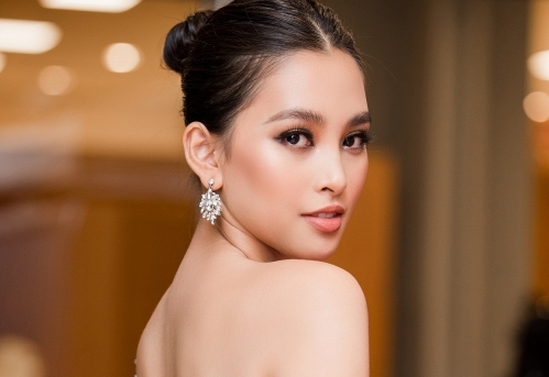 Hoa hậu Tiểu Vy, Thùy Linh khoe sắc vóc quyến rũ tại Tuần lễ thời trang