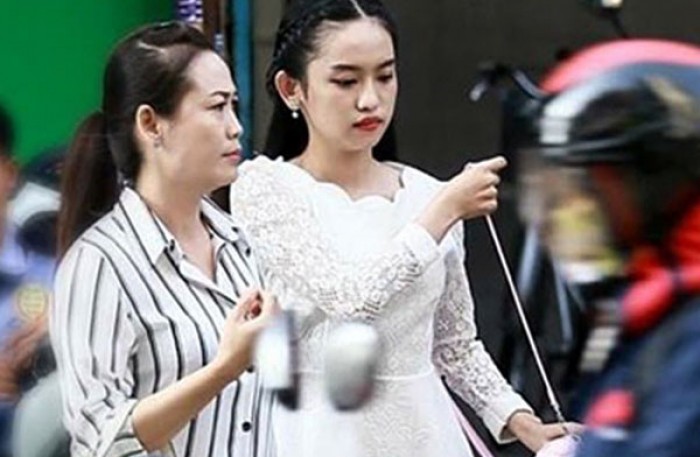 hotgirl thuy vi muon vao showbiz chi can co than kinh thep