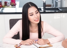 hoa hau tran tieu vy dien bikini khoe lan da nau goi cam