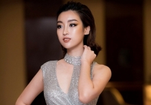 dan hoa hau xuat hien long lay tren san catwalk