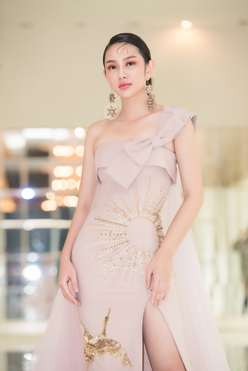 thuy tien dien vay xuyen thau lam vedette quyen ru tren san catwalk