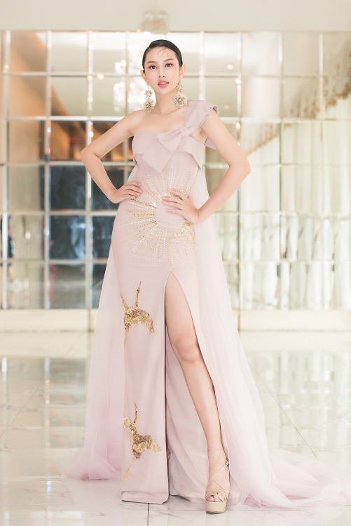 thuy tien dien vay xuyen thau lam vedette quyen ru tren san catwalk