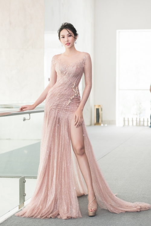 thuy tien dien vay xuyen thau lam vedette quyen ru tren san catwalk