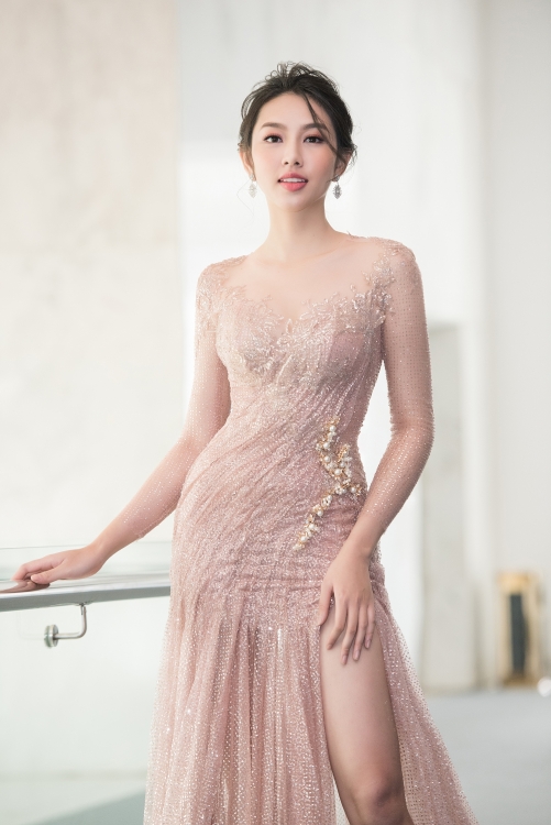 thuy tien dien vay xuyen thau lam vedette quyen ru tren san catwalk