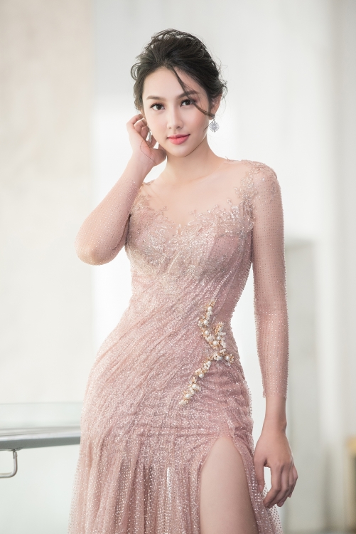 thuy tien dien vay xuyen thau lam vedette quyen ru tren san catwalk