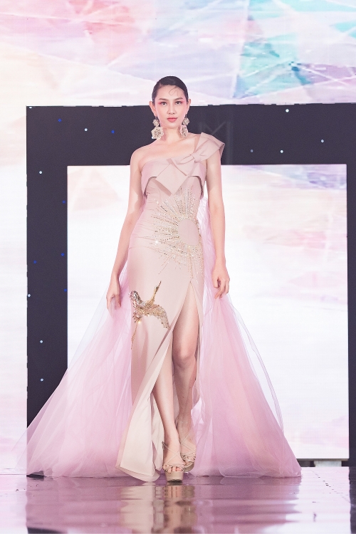 thuy tien dien vay xuyen thau lam vedette quyen ru tren san catwalk