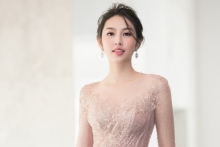 Thùy Tiên diện váy xuyên thấu, làm vedette quyến rũ trên sàn catwalk