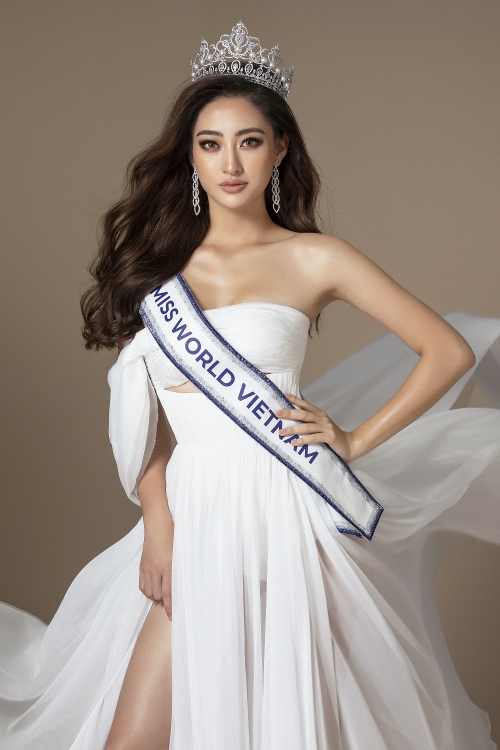 Hoa hậu Lương Thuỳ Linh xuất hiện như nữ thần trên trang chủ Miss World